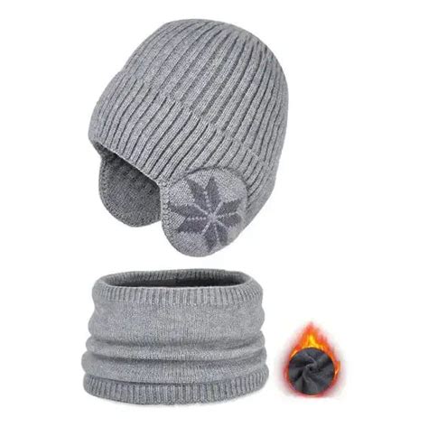 Kūdikis su šilta kepure ir šaliku