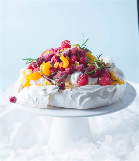 Pavlova su mandarinais ir uogomis
