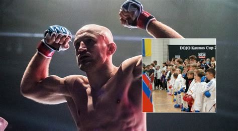 Jaunas MMA kovotojas treniruojasi