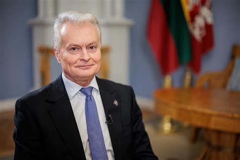 Gitanas Nausėda žaidžia šachmatais