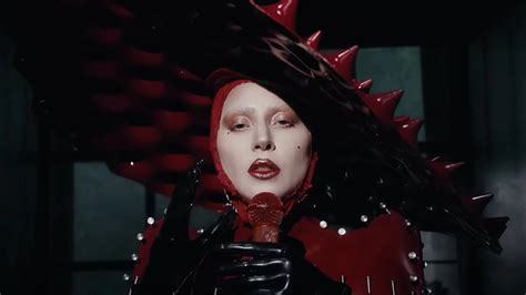 Lady Gaga su specialiai jai sukurta suknele