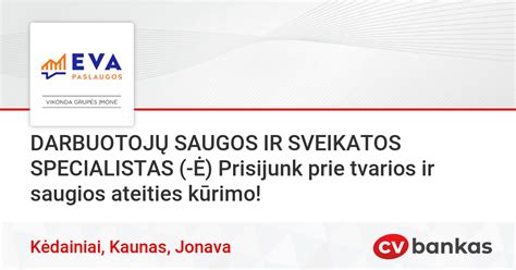 Grupė gyventojų ir darbuotojų bendrauja lauke