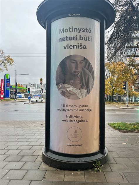 Simbolinė nuotrauka, rodanti pagalbą ir paramą naujai mamai