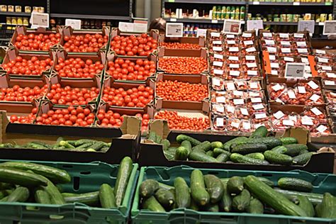 Rankų darbo desertai, imituojantys vaisius ir daržoves