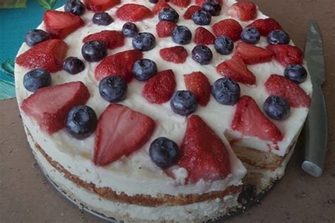 Rankų darbo maskarponės sūrio tortas su uogomis