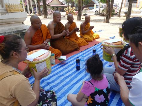 Budistų vienuoliai medituoja
