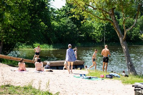 Vaiko ir tėvų maudynės ežere vasarą