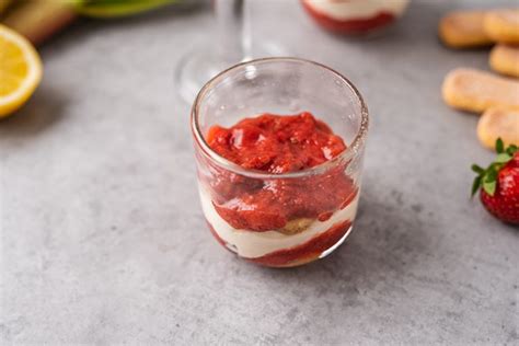 Nuotrauka: dubuo su rabarbarų ir braškių ledais, papuoštas šviežiomis uogomis