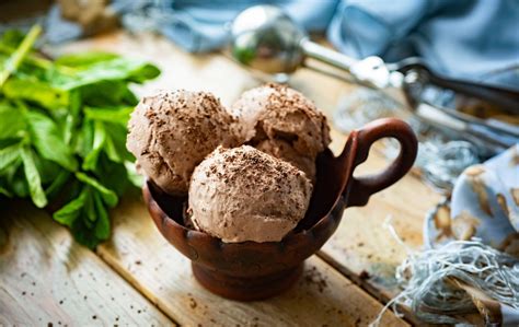 Nuotrauka: gražiai pateikti šokoladiniai naminiai ledai su šokolado padažu ir riešutais