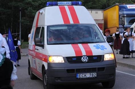 Schematinis pavaizdavimas, kaip padėti apalpusiam žmogui