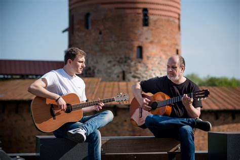 Mokytojas su vaiku mokosi groti gitara