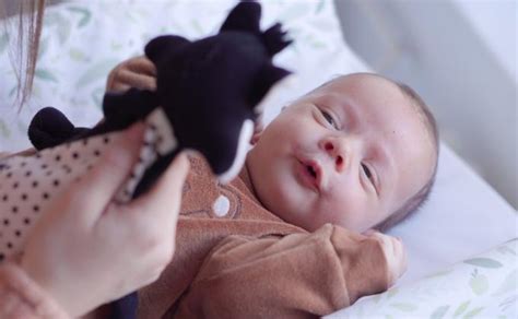 Kūdikis žiūri į juodai baltus paveikslėlius