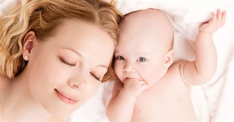 Mama daro kūdikiui švelnų masažą