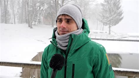 Žmonės maudosi ežere