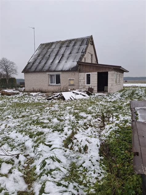 Nuotrauka su Varputėnų globos namų pastatu ir aplinka