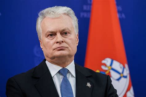 Gitanas Nausėda su dukromis