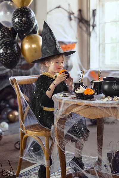 Medinės dekoracijos Helovynui (moliūgas, voratinklis)