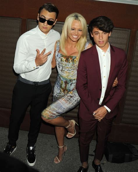 Pamela Anderson su sūnumis