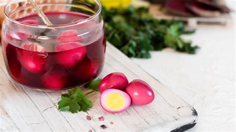 Marinuoti kiaušiniai burokėlių sultyse