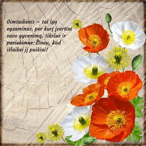 Žmonės, siunčiantys gimtadienio sveikinimus per socialinius tinklus