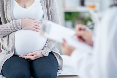 Nėščiosios siluetas ir soliariumo lovos