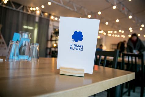 Žmonės su negalia dirba restorane 
