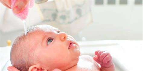 naujagimio maudynės