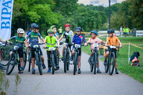 vaikų dviračių šalmai su ryškiomis spalvomis
