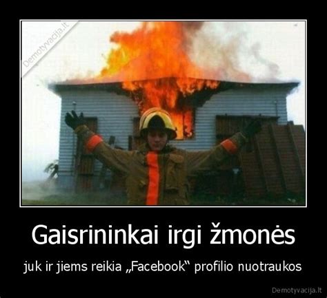 Gaisrininkai gesina namą