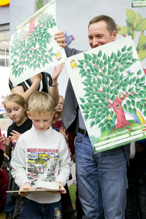 Vaikai su Knygų medžių plakatais