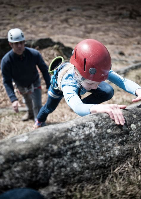 vaikas tyrinėja savo kūną