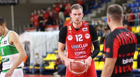 Jaunas Norbertas Giga žaidžiantis krepšinį JAV mokyklų lygoje