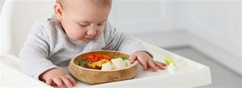Kūdikis ragauja maistą rankytėmis (BLW metodas)