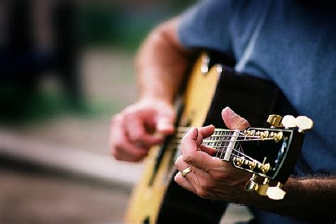 Oskaras Difartas groja gitara