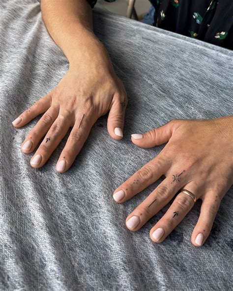 Minimalistinės gimimo datos tatuiruotės
