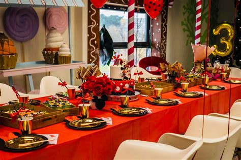 Šventinė atributika, pvz., balionai ir konfeti