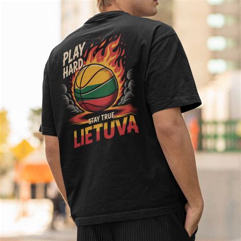 Koala su jaunikliu ant nugaros