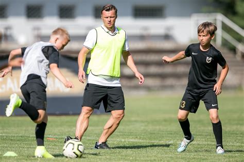 Darvydas Šernas su vaikų futbolo akademijos auklėtiniais