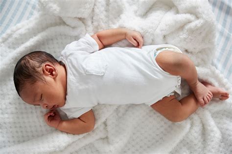 Saugi kūdikio miego poza ant nugaros