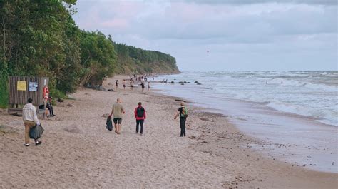 Savanoriai tvarkantys aplinką