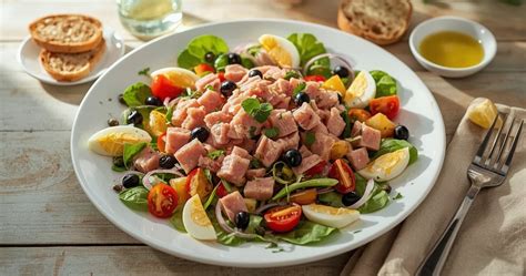 Įvairūs tuno salotų ingredientai