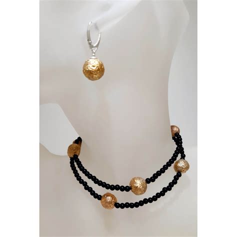 Istorinė iliustracija su senoviniais auskarais