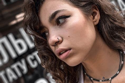 Paveikslėlis su instrukcijomis, kaip prižiūrėti auskarų vėrimo vietą