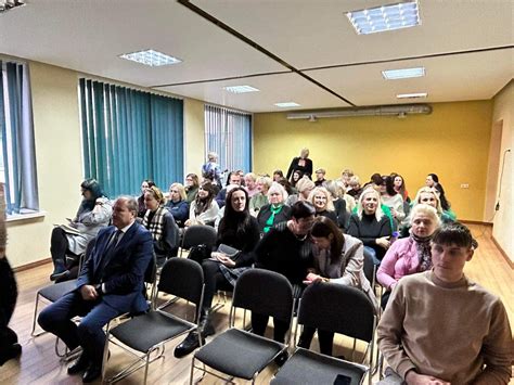 Darbuotojai dirbantys socialinės globos namuose