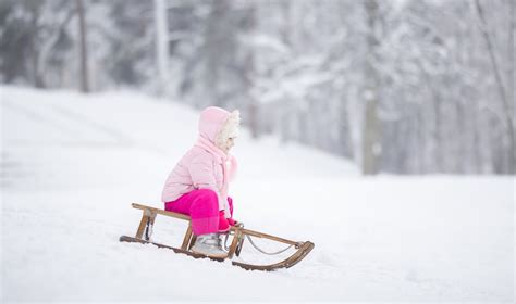 vaikas ant motociklo su šalmu