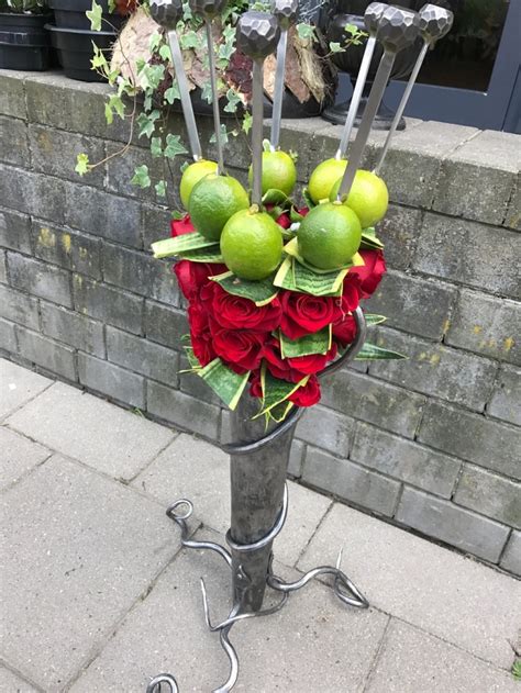 Vaisiais ir gėlėmis papuošta kompozicija