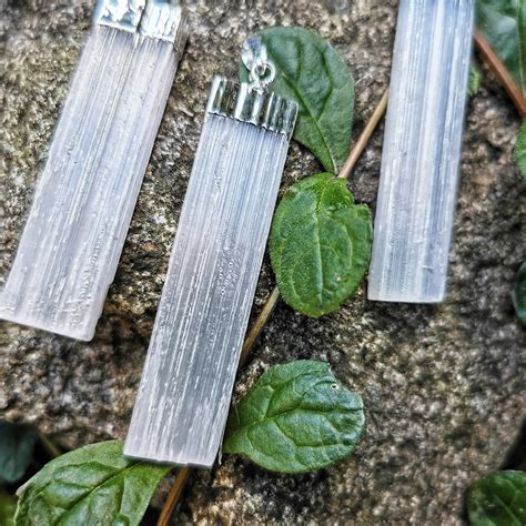 Simbolinis paveikslas, vaizduojantis juodą rūką aplink žmogaus aurą