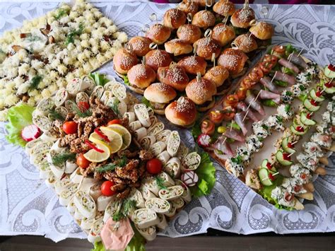 Stalas su įvairiais vieno kąsnio užkandžiais