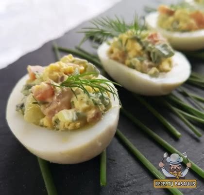 Įdaryti kiaušiniai su kumpiu ir agurkais
