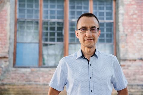 Mokytojas, kalbantis su mokiniu, susirūpinęs veidas